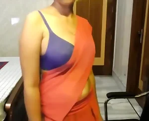 Indian wifey showcases snatch & dances on webcam